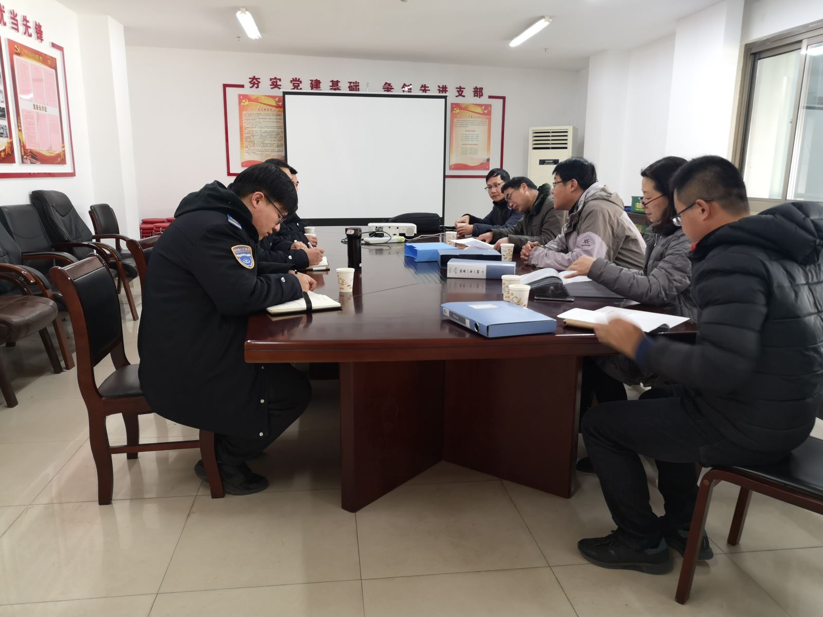 公交集團(tuán)快速公交事業(yè)部積極配合主管部門進(jìn)行新能源車輛補(bǔ)貼申報(bào)工作